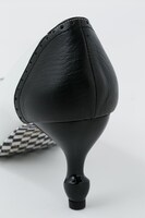 キタコレモデルのパンプス。