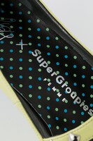 THRIVEモデルのパンプス。