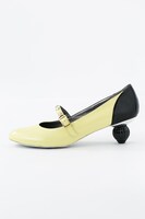 THRIVEモデルのパンプス。