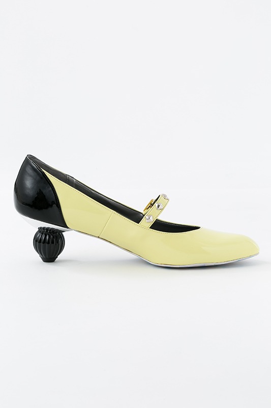 THRIVEモデルのパンプス。
