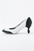 キタコレモデルのパンプス。