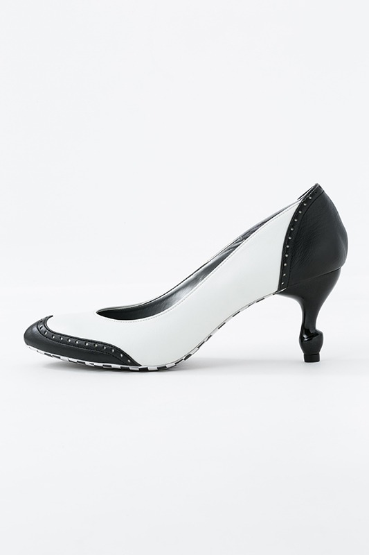 キタコレモデルのパンプス。
