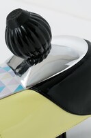 THRIVEモデルのパンプス。