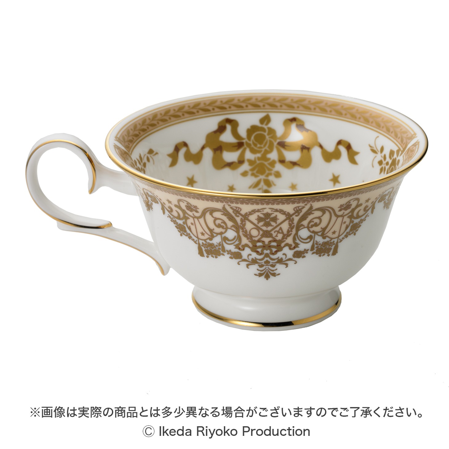 オスカルがイメージされたクリーム色のティーカップ。