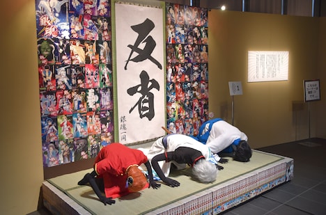 ニュース記事ランキング2位より、「連載完結寸前 大銀魂展~ツケが回る前にケツを拭け~」より。万事屋の衣装を着たマネキンが来場者を出迎える。(c)空知英秋/集英社