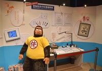 空知英秋の仕事場を再現したコーナー。