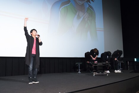 サプライズ登場した下野紘と、なぜか頭を深々と下げるキャスト。