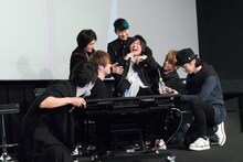 先輩たちからマッサージされる山下大輝。