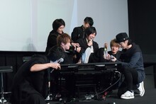 先輩たちからマッサージされる山下大輝。