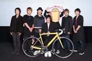「『弱虫ペダル NEW GENERATION』先行上映会“総北高校自転車競技部チームプレゼンテーション”」の様子。後列左から杉元照文役の宮田幸季、鳴子章吉役の福島潤、今泉俊輔役の鳥海浩輔、手嶋純太役の岸尾だいすけ、青八木一役の松岡禎丞、鏑木一差役の下野紘、前列が小野田坂道役の山下大輝。