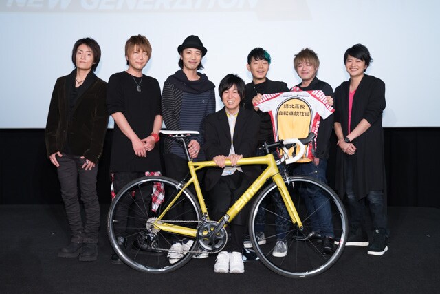 「『弱虫ペダル NEW GENERATION』先行上映会“総北高校自転車競技部チームプレゼンテーション”」の様子。後列左から杉元照文役の宮田幸季、鳴子章吉役の福島潤、今泉俊輔役の鳥海浩輔、手嶋純太役の岸尾だいすけ、青八木一役の松岡禎丞、鏑木一差役の下野紘、前列が小野田坂道役の山下大輝。