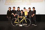 「『弱虫ペダル NEW GENERATION』先行上映会“総北高校自転車競技部チームプレゼンテーション”」の様子。後列左から杉元照文役の宮田幸季、鳴子章吉役の福島潤、今泉俊輔役の鳥海浩輔、手嶋純太役の岸尾だいすけ、青八木一役の松岡禎丞、鏑木一差役の下野紘、前列が小野田坂道役の山下大輝。