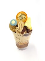 「『この空気をなごませてみせる！』なごみ探偵おそ松のなごみパフェ」