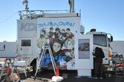 車載型基地局がラッピングされる様子。