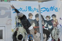 車載型基地局がラッピングされる様子。