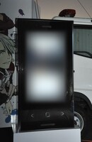 スマートフォンを模したオブジェには、アニメ本編にも登場したSNS風の画面が流れていく。どんな画像が登場するかは会場にて確認しよう。