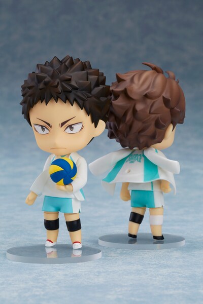 「ねんどろいど 岩泉一」と別売りの「ねんどろいど 及川徹」を並んでディスプレイした様子。