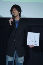 「自分にとっての2016年を表す漢字一文字」を発表する増田俊樹。