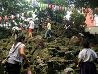 青柳菜摘「坂本富士」、 インクジェットプリント、アクリル絵の具、PPシート（実際の展示物の一部）