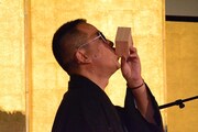枡でお酒を飲む高橋のぼる。
