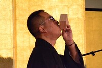 枡でお酒を飲む高橋のぼる。