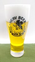 NERVのロゴがデザインされたビアジョッキ。写真はビールを入れたイメージ。