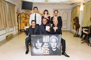 「銀と金」の撮影現場より。左上から時計回りに村上淳、臼田あさ美、マキタスポーツ、リリー・フランキー、福本伸行、池松壮亮。(c)テレビ東京