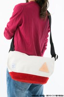 誠凛高校モデルのメッセンジャーバッグの使用例。