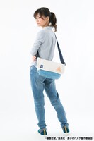 洛山高校モデルのメッセンジャーバッグの使用例。