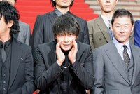 「あけましておめでとうございます」と声をかける綾野剛。