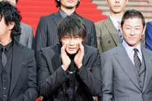 「あけましておめでとうございます」と声をかける綾野剛。