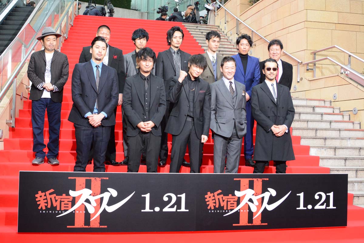 映画「新宿スワンII」完成披露プレミアイベントの様子。上段左から園子温監督、一ノ瀬ワタル、桐山漣、久保田悠来、中野裕太、佐藤祐基、山本又一朗プロデューサー。下段左から深水元基、上地雄輔、綾野剛、浅野忠信、金子ノブアキ。