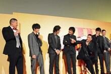 左から一ノ瀬ワタル、桐山漣、久保田悠来、上地雄輔、伊勢谷友介、綾野剛、浅野忠信。