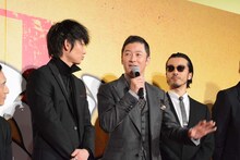 左から綾野剛、浅野忠信、金子ノブアキ。