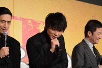 20歳頃の写真を見る綾野剛。