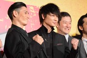 左から伊勢谷友介、綾野剛、浅野忠信。