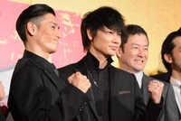 左から伊勢谷友介、綾野剛、浅野忠信。