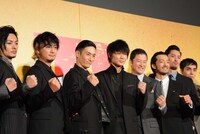 左から久保田悠来、上地雄輔、伊勢谷友介、綾野剛、浅野忠信、金子ノブアキ、深水元基、中野裕太。