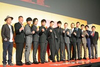 左から園子温、一ノ瀬ワタル、桐山漣、久保田悠来、上地雄輔、伊勢谷友介、綾野剛、浅野忠信、金子ノブアキ、深水元基、中野裕太、佐藤祐基、プロデューサーの山本又一朗。