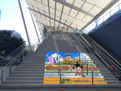 「天下一武道会パブリックアート」（グランルーフ大階段）