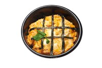 鳥麻（グランスタ）で提供される「ドラゴンレーダー風親子丼」。