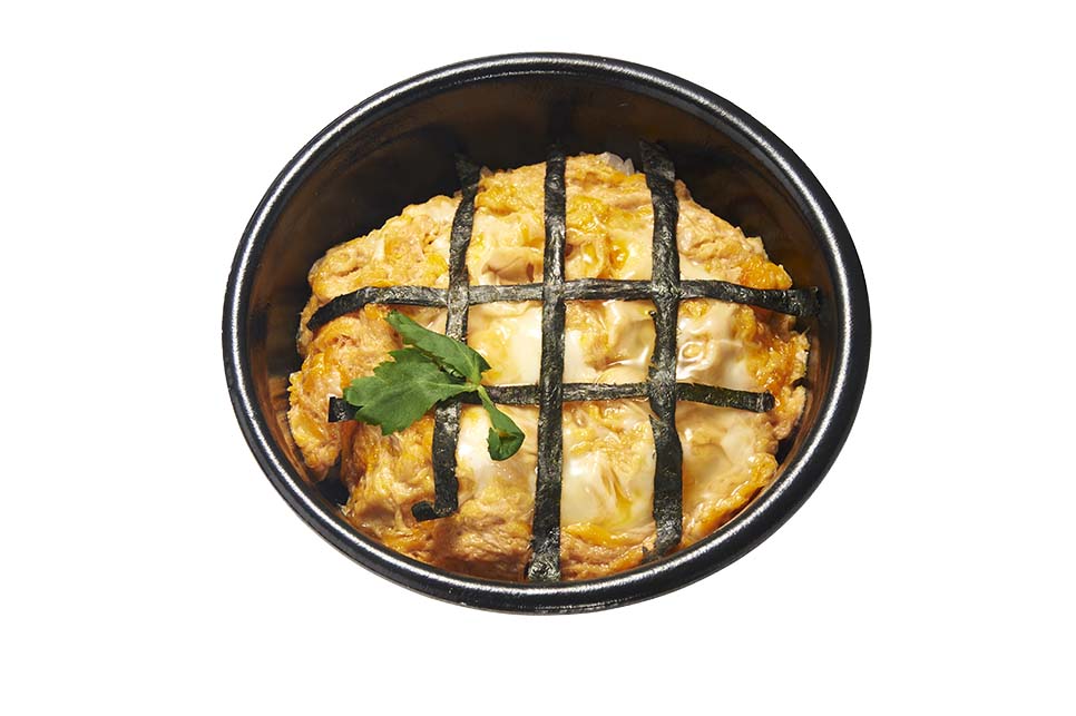 鳥麻（グランスタ）で提供される「ドラゴンレーダー風親子丼」。