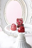 高島屋限定で販売される「パティスリー エチエンヌ ベルサイユのばら」。