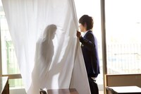 映画「きょうのキラ君」の「How toカーテンの刑」動画より。