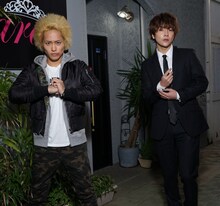 左から平埜生成演じる獅子戸丈一郎、ユナク演じる蜂野信也。