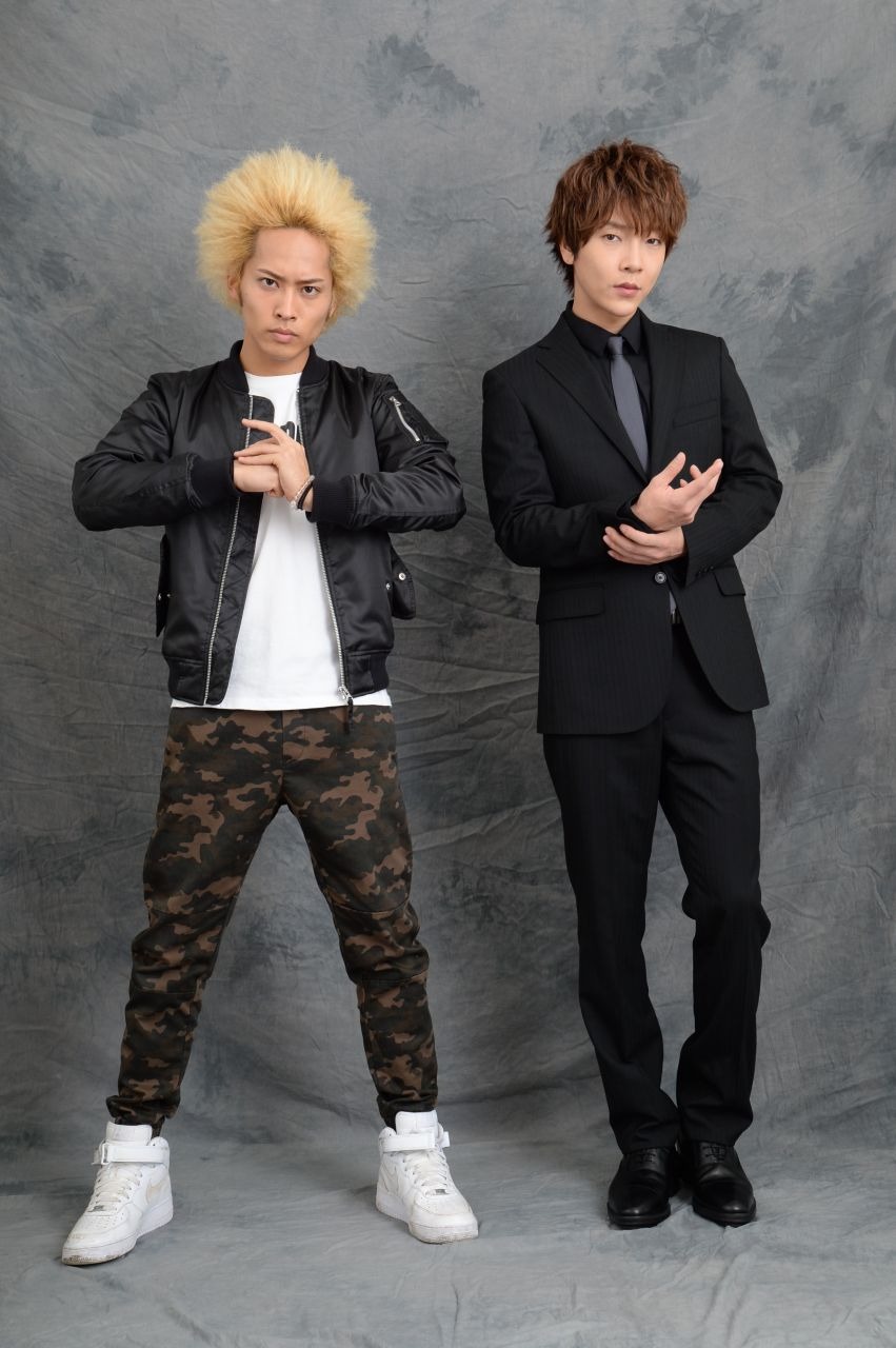 左から平埜生成演じる獅子戸丈一郎、ユナク演じる蜂野信也。