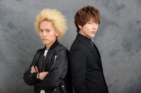 左から平埜生成演じる獅子戸丈一郎、ユナク演じる蜂野信也。 (c)2017スカパー!/スタジオブルー