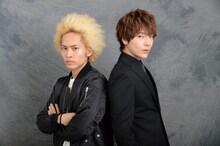左から平埜生成演じる獅子戸丈一郎、ユナク演じる蜂野信也。