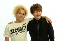 左から平埜生成演じる獅子戸丈一郎、ユナク演じる蜂野信也。 (c)2017スカパー!/スタジオブルー