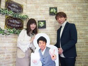 インフルエンザのため電話挨拶のみの出演となった有野晋哉（よゐこ）のパネルと写る、神田沙也加と諏訪部順一